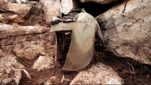 Hallan restos de guerrero griego y su casco de batalla enterrados hace dos mil años