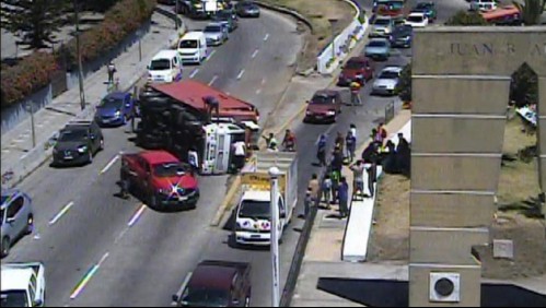 Camión termina volcado en bajada de Santos Ossa en Valparaíso