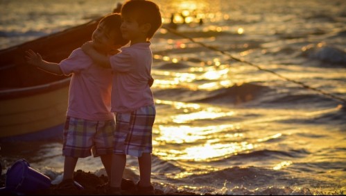 Le hizo un tatuaje a uno de sus gemelos para no confundirse al darle un medicamento