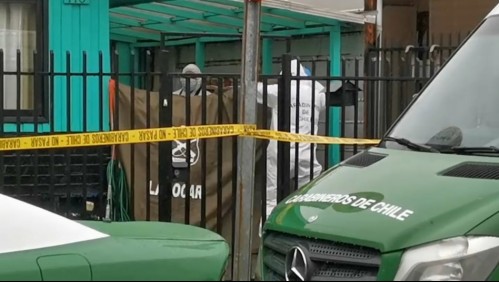 Hombre es acusado de asesinar a su madre en el jardín de la casa