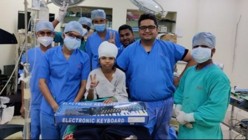 Niña canta y toca el piano mientras es operada por un tumor cerebral