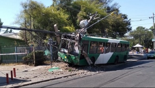 Chofer del Transantiago es apuñalado mientras conducía y termina chocando con un poste