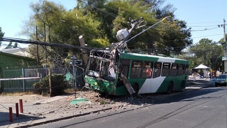 Bus Chofer es apuñalado y protagoniza grave accidente.
