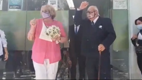 Pareja de ancianos se casa tras 60 años juntos: 'Si esperábamos más se nos pasaba el tiempo'