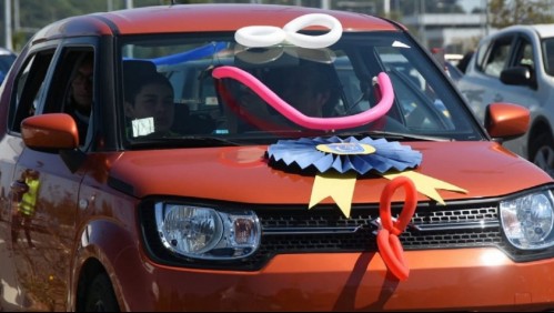 Ingeniosa licenciatura: Alumnos viven su ceremonia a bordo de automóviles