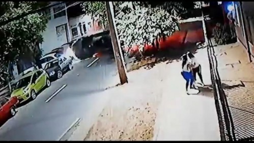 Video registra volcamiento de auto robado: embarazada resulta lesionada y hay dos detenidos