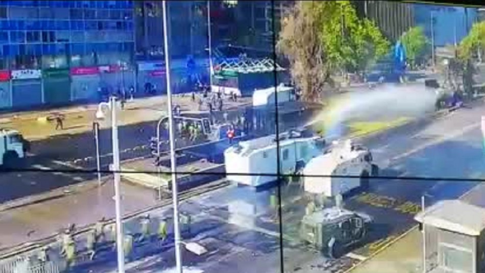 Nuevos incidentes en la Alameda generan cortes de tránsito y cierre de estaciones de Metro Nuevos incidentes en la Alameda generan cortes de tránsito y cierre de estaciones de Metro