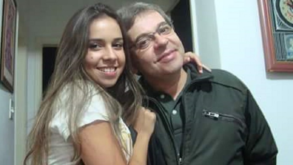 Padre quiere recuperar el teléfono de su hija fallecida y más 300 personas lo ayudan Padre quiere recuperar el teléfono de su hija fallecida y más 300 personas lo ayudan
