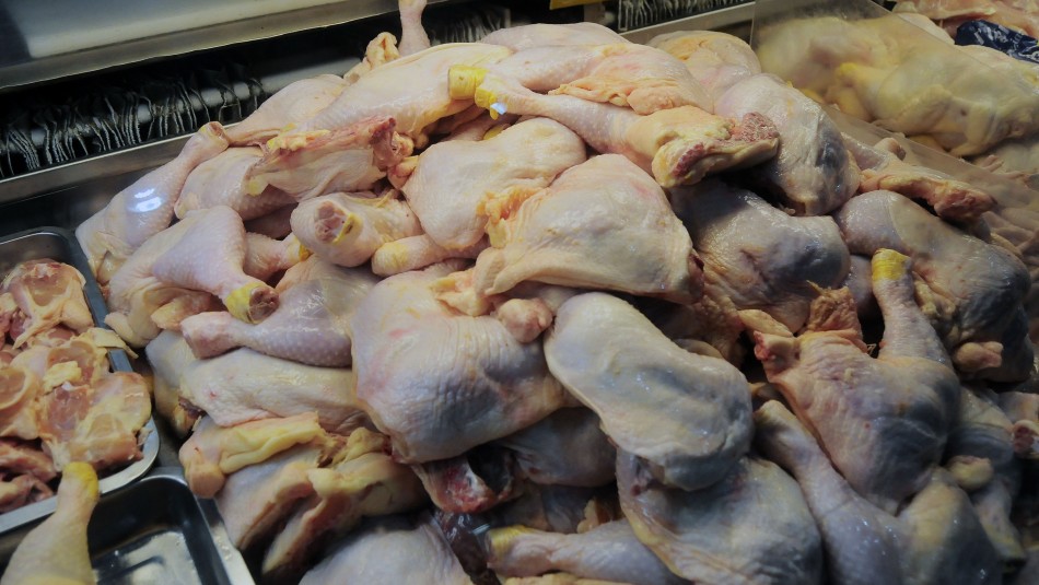 Imagen referencial de archivo Colusión de los pollos: Sernac demanda a Cencosud por negativa a compensar clientes