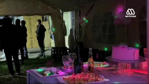 Hasta con DJ incluido: Sorprenden masivo cumpleaños en Santiago centro