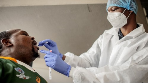 Detectan nueva variante del coronavirus en Sudáfrica que explicaría el alza de contagios