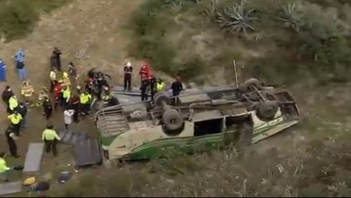 Autobús cae a un abismo de 120 metros de profundidad y deja seis muertos en Ecuador