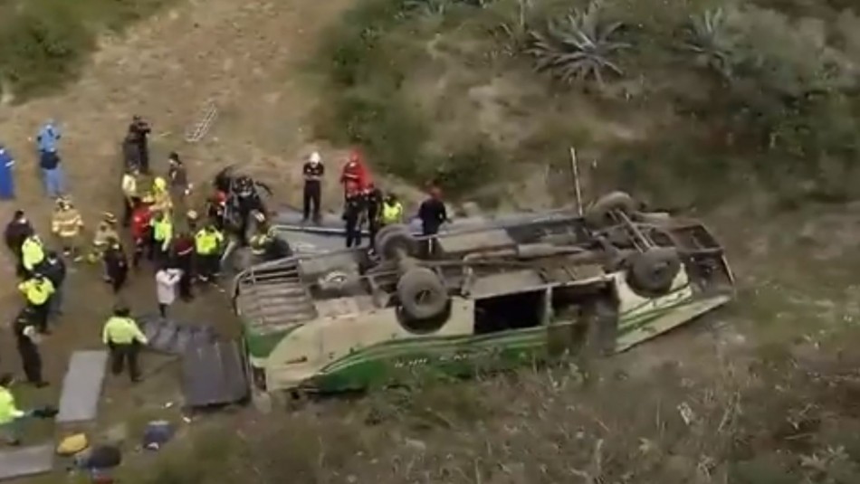 Autobús cae a un abismo de 120 metros de profundidad y deja seis muertos en Ecuador Autobús cae a un abismo de 120 metros de profundidad y deja seis muertos en Ecuador