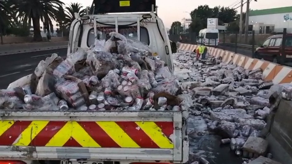 Caída de cervezas desde camión en Quilicura Camión deja caer cientos de latas de cerveza e interrumpe tránsito en autopista Vespucio Norte