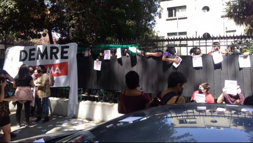 Estudiantes secundarios se toman sede del Demre en protesta contra la Prueba de Transición