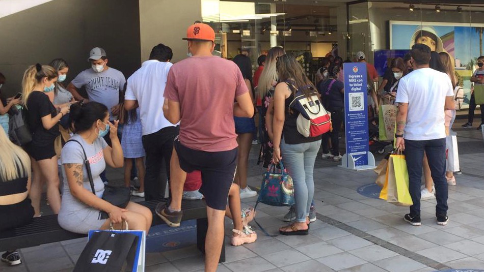 Miles de personas se vuelcan a centros comerciales en víspera de Navidad Miles de personas se vuelcan a centros comerciales en víspera de Navidad