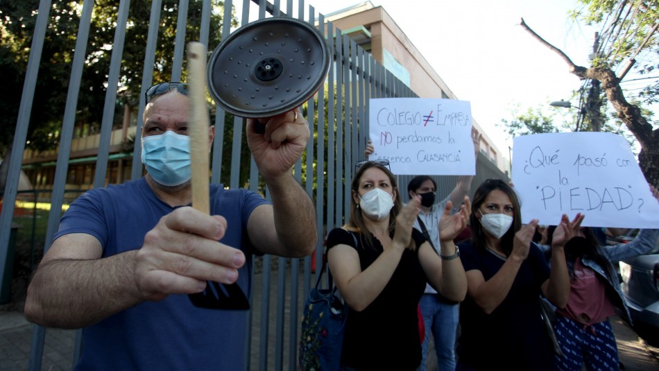 colegio calasanz protesta Protesta en colegio de Ñuñoa: Acusan cancelación de matrículas por no pago y despidos