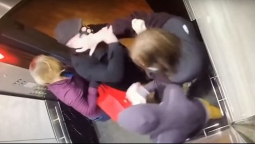 No lo esperaba: Joven que tosió en la cara a pasajero de ascensor recibe dura golpiza