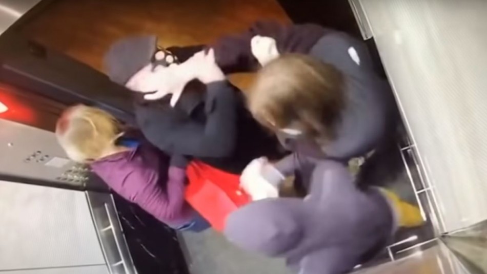 No lo esperaba: Joven que tosió en la cara a pasajero de ascensor recibe dura golpiza No lo esperaba: Joven que tosió en la cara a pasajero de ascensor recibe dura golpiza