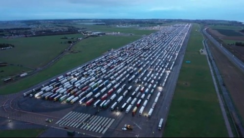 Cientos de camiones quedan varados en el Reino Unido por cierre de fronteras