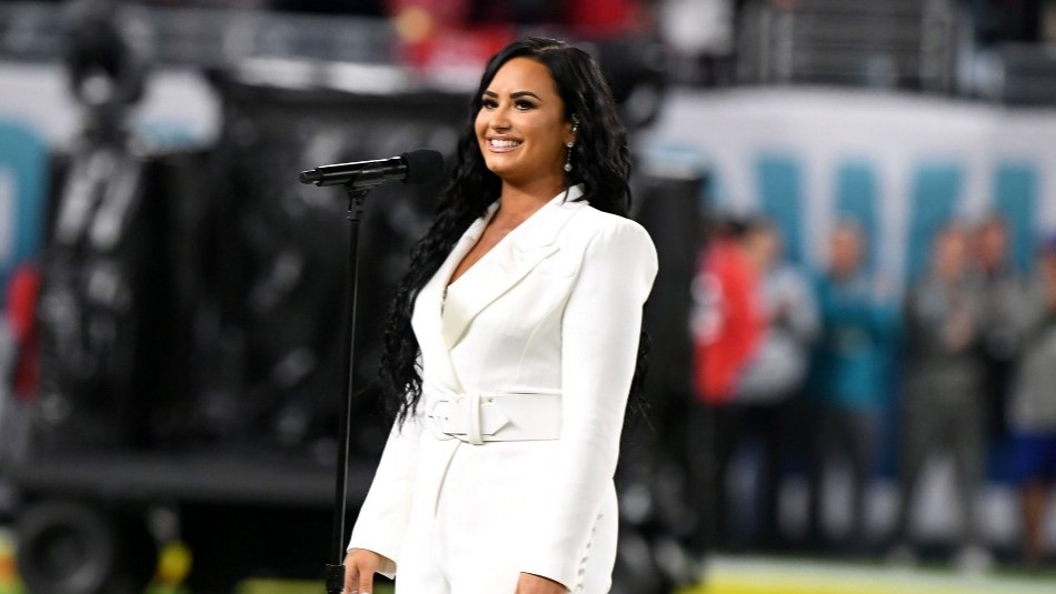 Demi Lovato Con pelo corto y rubio: Demi Lovato reaparece cantándole a sus fans