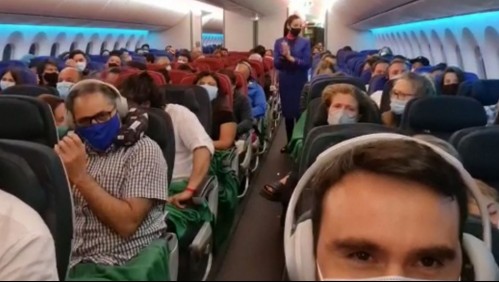 Pasajeros reaccionan tras enterarse que venían en el vuelo que traía las vacunas a Chile