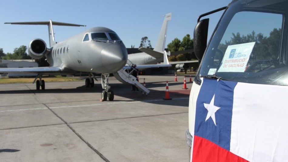 Traslado de vacunas a regiones Trasladan en aviones primeras vacunas hacia las regiones del Biobío, La Araucanía y Magallanes