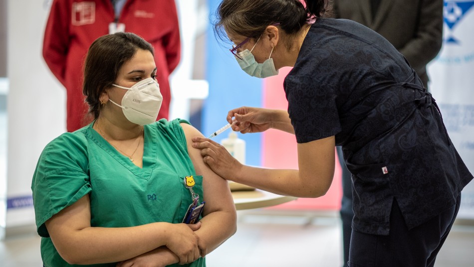 Vacunación contra el coronavirus en Chile Más de 5 mil funcionarios de la salud se han vacunado contra el coronavirus en Chile