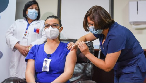 Más de 4.000 funcionarios de la salud han recibido vacuna contra el coronavirus en Chile