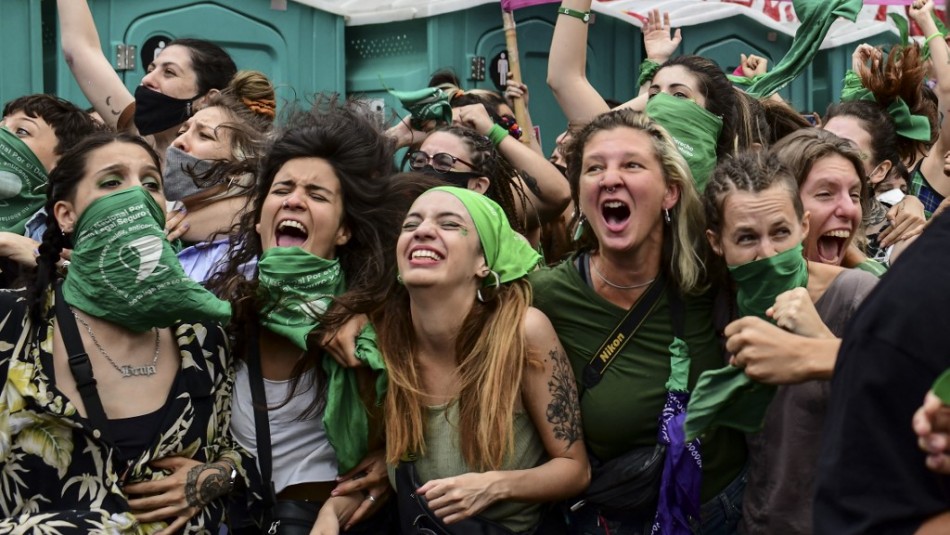 Manifestantes a favor el aborto con sus tradicionales pañuelos verdes Argentina decidirá el martes si aprueba o no la legalización del aborto