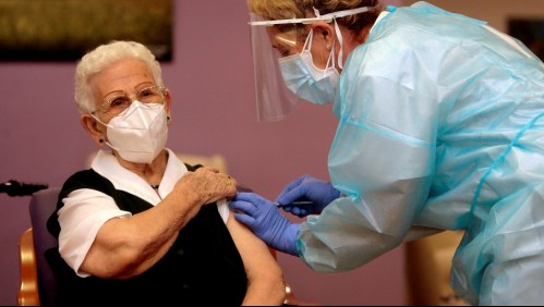Una anciana de 96 años fue la primera vacunada contra el coronavirus en España