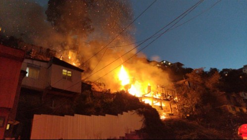 Incendio en Valparaíso deja a vivienda completamente en llamas y amenaza con propagarse