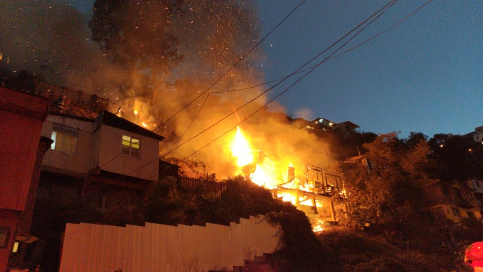 Incendio en Valparaíso deja a vivienda completamente en llamas y amenaza con propagarse Incendio en Valparaíso deja a vivienda completamente en llamas y amenaza con propagarse