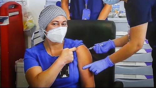Primera vacunada en Chile asegura: 'Síntomas son los mismos que la dosis contra la influenza'