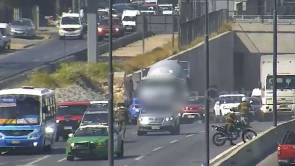 Video muestra momento en que carabineros son atropellados por auto en medio de persecución Video muestra momento en que carabineros son atropellados por auto en medio de persecución