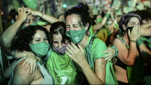 'Hicimos historia': argentinas celebran histórica votación para legalizar el aborto