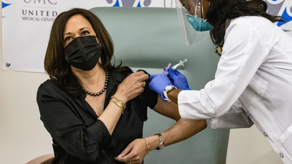 Kamala Harris es vacunada contra coronavirus para transmitir confianza a afroamericanos Kamala Harris es vacunada contra coronavirus para transmitir confianza a afroamericanos
