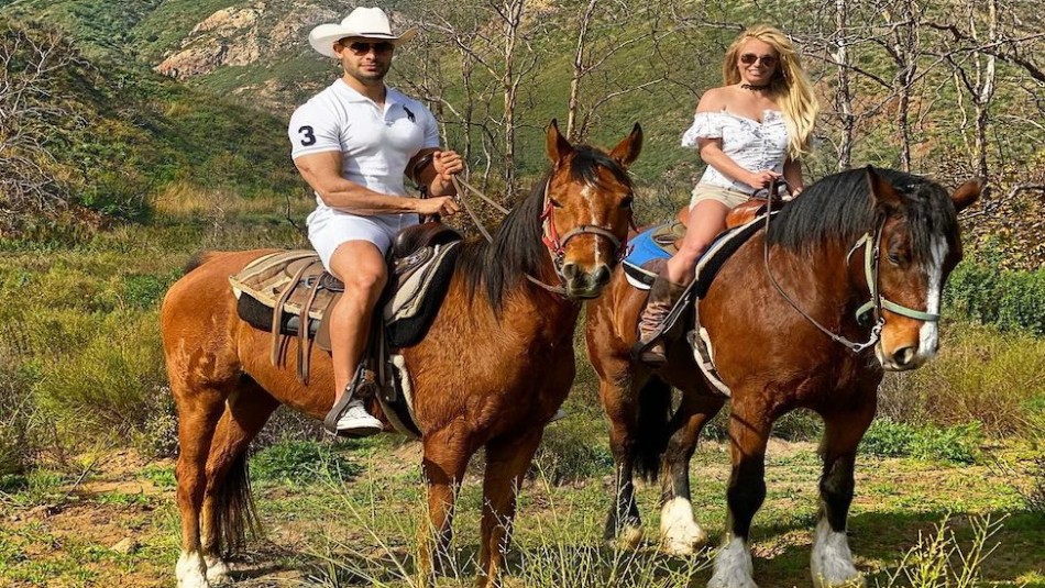 El novio de Britney se convierte en un sensual nieto de Santa y las redes enloquecen El novio de Britney se convierte en un sensual nieto de Santa y las redes enloquecen