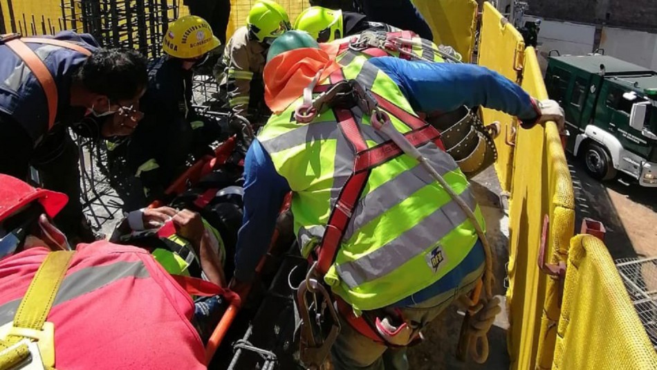 Trabajador atrapado Bomberos logra rescatar a trabajador atrapado en Ñuñoa.