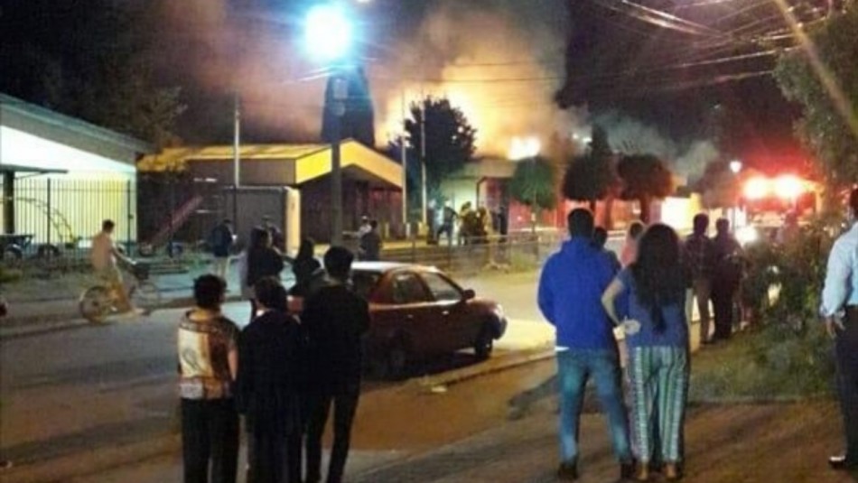 Incendio en escuela de Chiguayante: Habría sido provocado por lanzamiento de una bengala Incendio en escuela de Chiguayante: Habría sido provocado por lanzamiento de una bengala