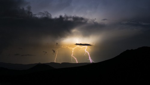 Meteorología emite aviso de probables tormentas eléctricas en cordillera de siete regiones