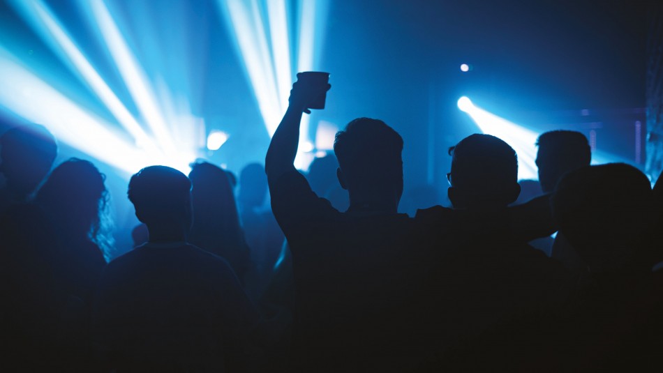 Alarma en Francia por una enorme fiesta clandestina con más de 2.500 asistentes Alarma en Francia por una enorme fiesta clandestina con más de 2.500 asistentes