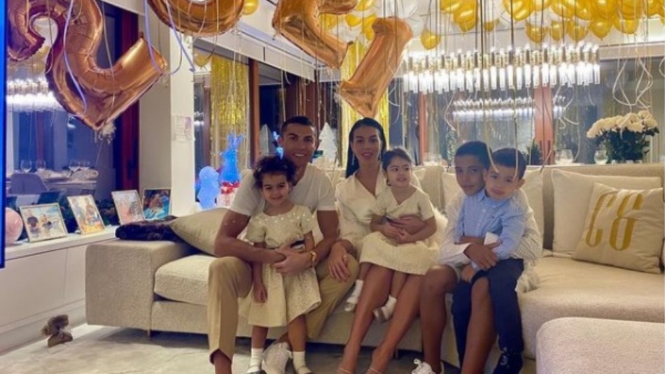 Cristiano Ronaldo y su familia Con un emotivo mensaje Cristiano Ronaldo da la bienvenida al 2021