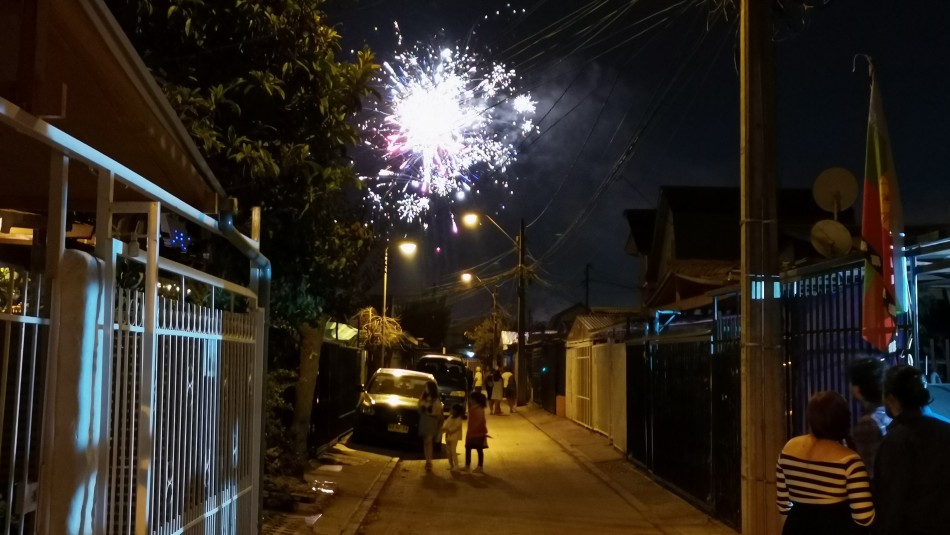 Fuegos Artificiales en Maipú Año Nuevo: Denuncian lanzamiento de fuegos artificiales en diferentes ciudades del país