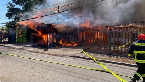 Incendio consumió al menos cuatro casas en la comuna de Colina