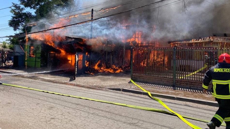 Incendio en Colina Incendio consumió al menos cuatro casas en la comuna de Colina