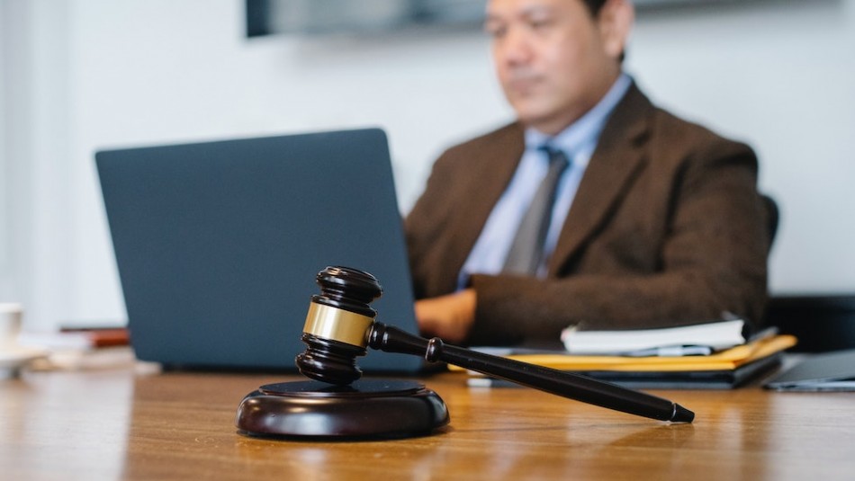 Una empresa despide a un empleado por tener 808 permisos, pero él demandó y ganó Una empresa despide a un empleado por tener 808 permisos, pero él demandó y ganó