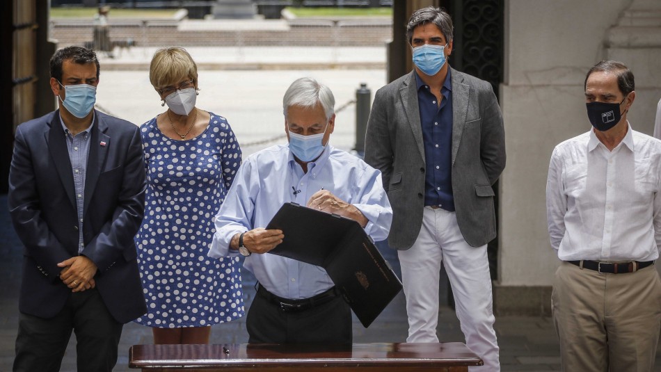 Sebastián Piñera. Piñera firma proyecto que crea Defensoría para Víctimas de Delitos y destaca alza en pensiones