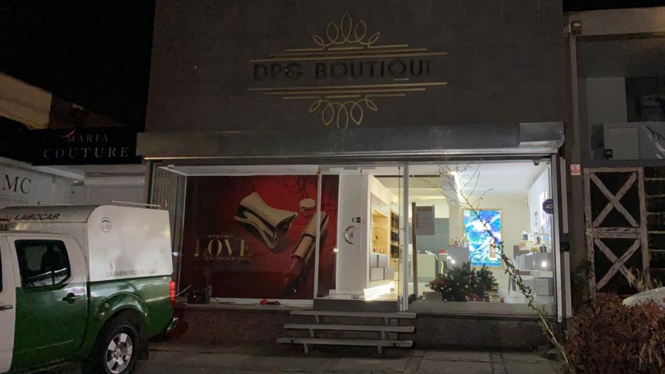 Sujetos roban $400 millones en especies desde exclusiva perfumería en Vitacura Sujetos roban $400 millones en especies desde exclusiva perfumería en Vitacura