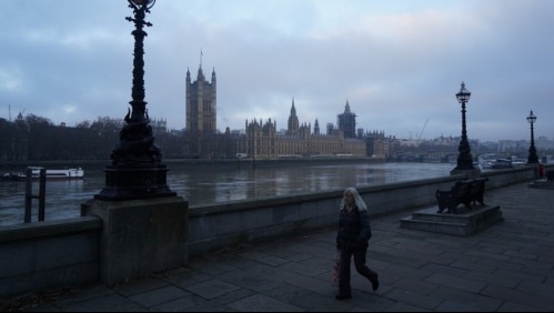 Cuarentena total en Inglaterra debido a nueva cepa: Se mantendría al menos hasta febrero